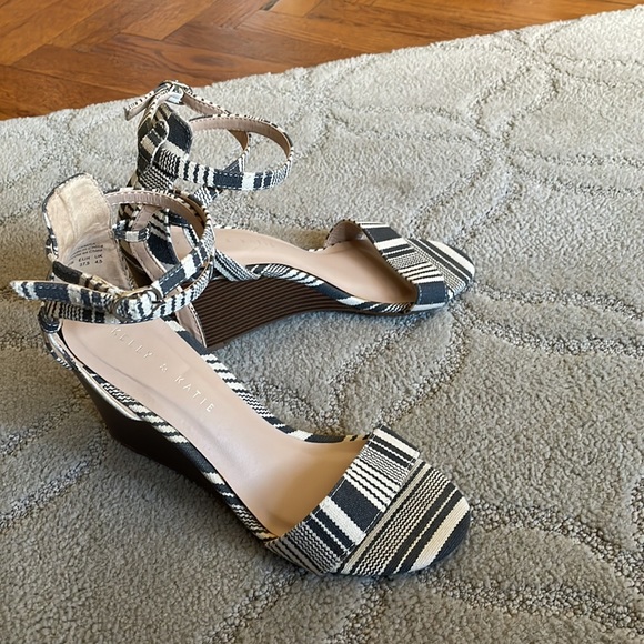 DSW Kelly and Katie Tamara size 7 sandal wedges - Picture 1 of 7